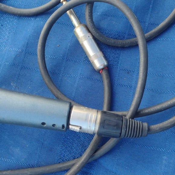 Shure Dynamic Black Wired Microphone - Picture 3 of 3